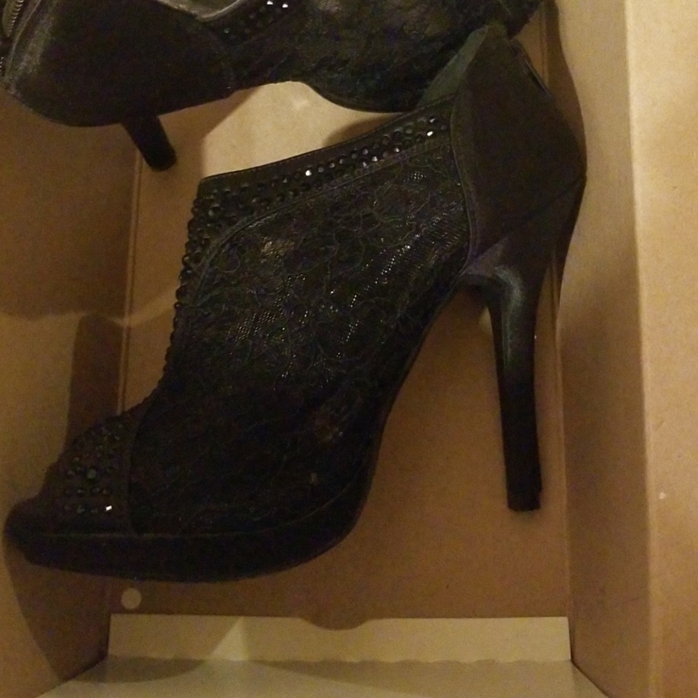 Black heeled booties size 7